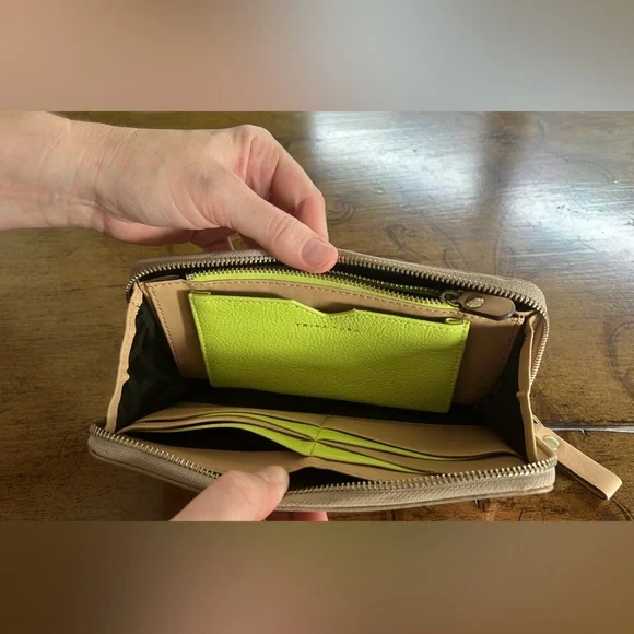 Trina Turk wallet - Picture 5 of 9